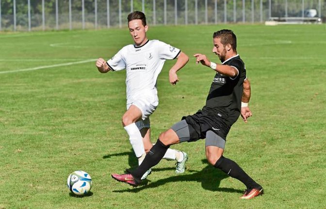 Yannick Rähmer (links) hat das Nachsehen gegen Bietigheims Raffaele Cervone. Foto: Leitner