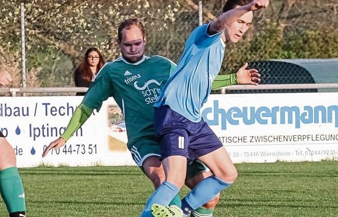 Lukas Braun (links) versucht seinem Kontrahenten Yannick Rähmer den Ball abzuluchsen. Doch gegen die Enzweihinger war für Iptingen an diesem Abend nichts zu holen – 0:3. Foto: Simecek