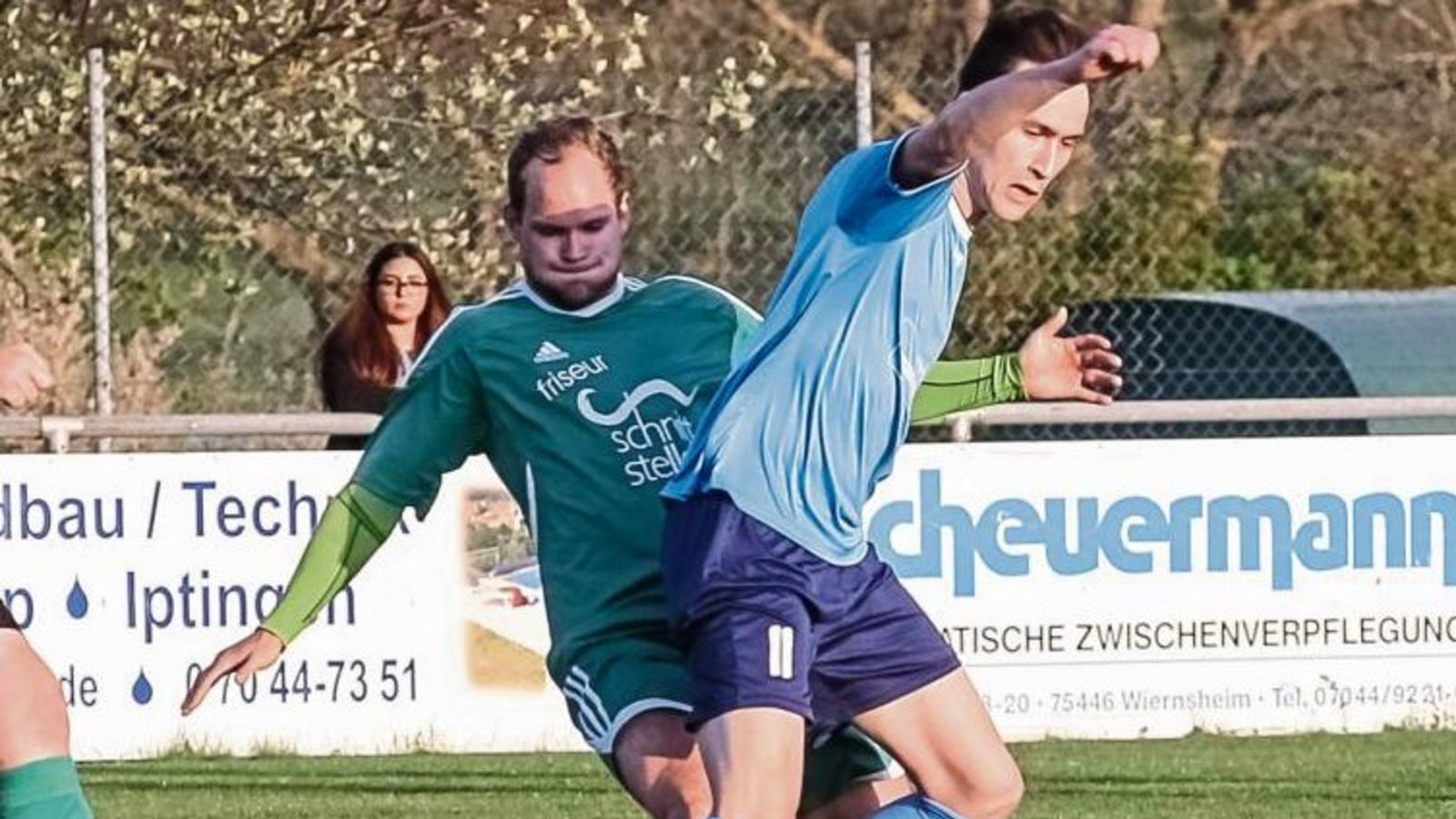 Lukas Braun (links) versucht seinem Kontrahenten Yannick Rähmer den Ball abzuluchsen. Doch gegen die Enzweihinger war für Iptingen an diesem Abend nichts zu holen – 0:3. Foto: Simecek Lukas Braun (links) versucht seinem Kontrahenten Yannick Rähmer den Ball abzuluchsen. Doch gegen die Enzweihinger war für Iptingen an diesem Abend nichts zu holen – 0:3. Foto: Simecek