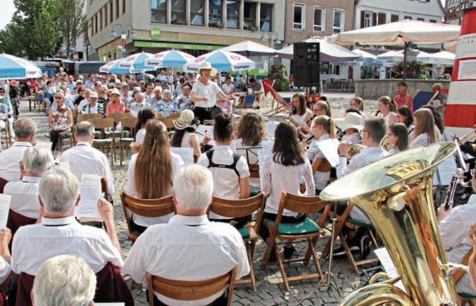 Beim ökumenischen Gottesdienst, der am Sonntagmorgen auf dem Vaihinger Marktplatz von Männerchor und Musikverein musikalisch umrahmte wurde, waren Sonnenhüte eine gute Wahl.  Foto: Banholzer