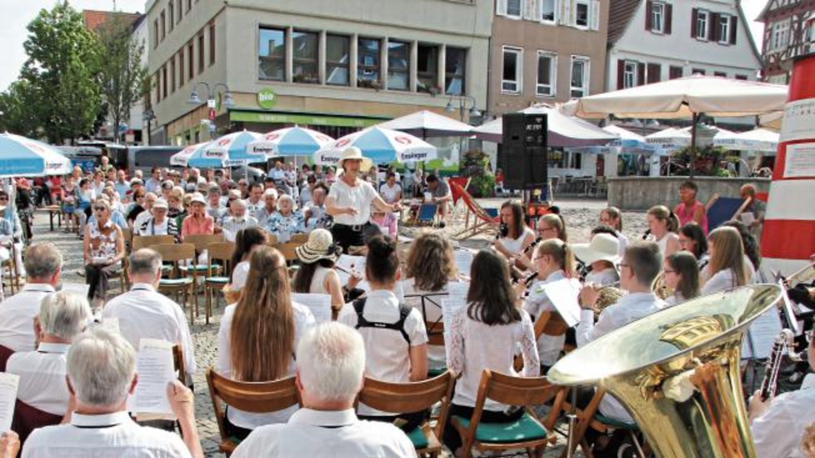 Beim ökumenischen Gottesdienst, der am Sonntagmorgen auf dem Vaihinger Marktplatz von Männerchor und Musikverein musikalisch umrahmte wurde, waren Sonnenhüte eine gute Wahl.  Foto: Banholzer