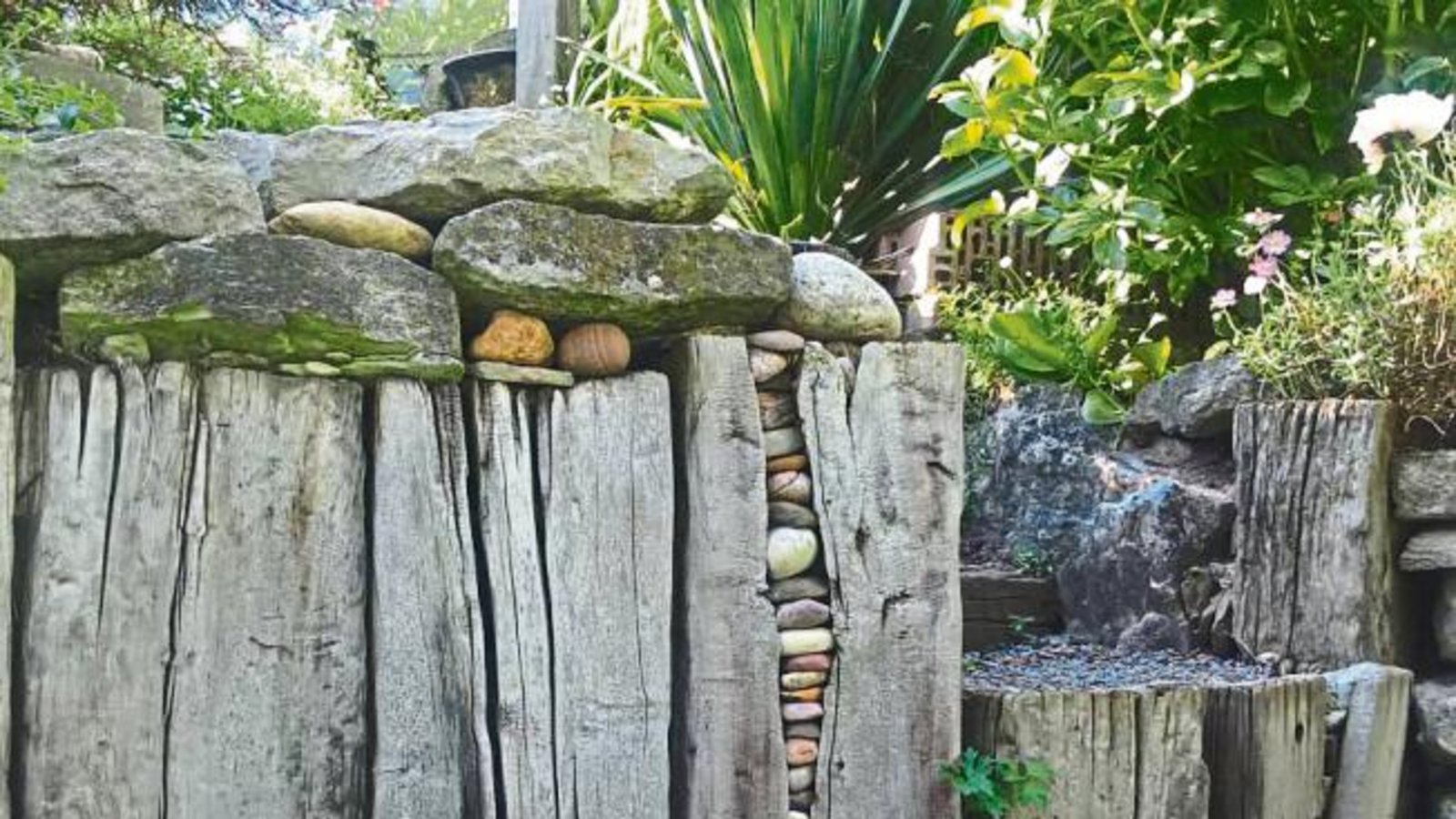 Tipp für Urlaubsmitbringsel: Im Garten von Hildegard und Falko Broszius in Gündelbach haben die Steine vom Strand auf Rügen eine neue Heimat gefunden. Tipp für Urlaubsmitbringsel: Im Garten von Hildegard und Falko Broszius in Gündelbach haben die Steine vom Strand auf Rügen eine neue Heimat gefunden.
