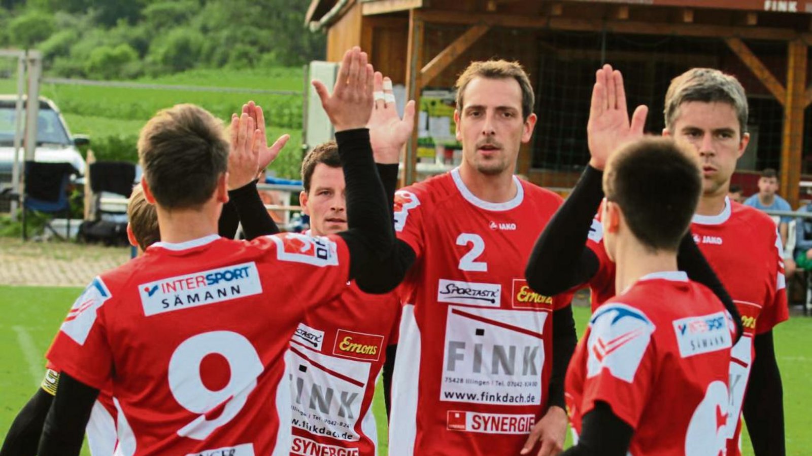 Noch einmal müssen die Faustballer des TV Vaihingen in dieser Feldsaison ran: (von links) Daniel Wörsinger (verdeckt), Jaro Jungclaussen, Marco Lochmahr, Marc Krüger, Tobias Rommel und Kolja Meyer Foto: Nachreiner Noch einmal müssen die Faustballer des TV Vaihingen in dieser Feldsaison ran: (von links) Daniel Wörsinger (verdeckt), Jaro Jungclaussen, Marco Lochmahr, Marc Krüger, Tobias Rommel und Kolja Meyer Foto: Nachreiner