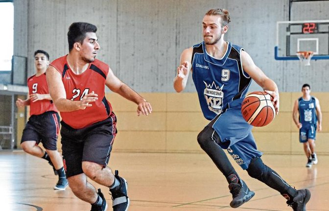 Mit viel Dynamik zieht Josua Schmiegel (rechts) von der BSG Vaihingen/Sachsenheim im Halbfinale des Landesliga-Final-Four der männlichen U20 gegen Soren Afrooghi vom TSV Schwaikheim zum Korb.  Foto: Leitner