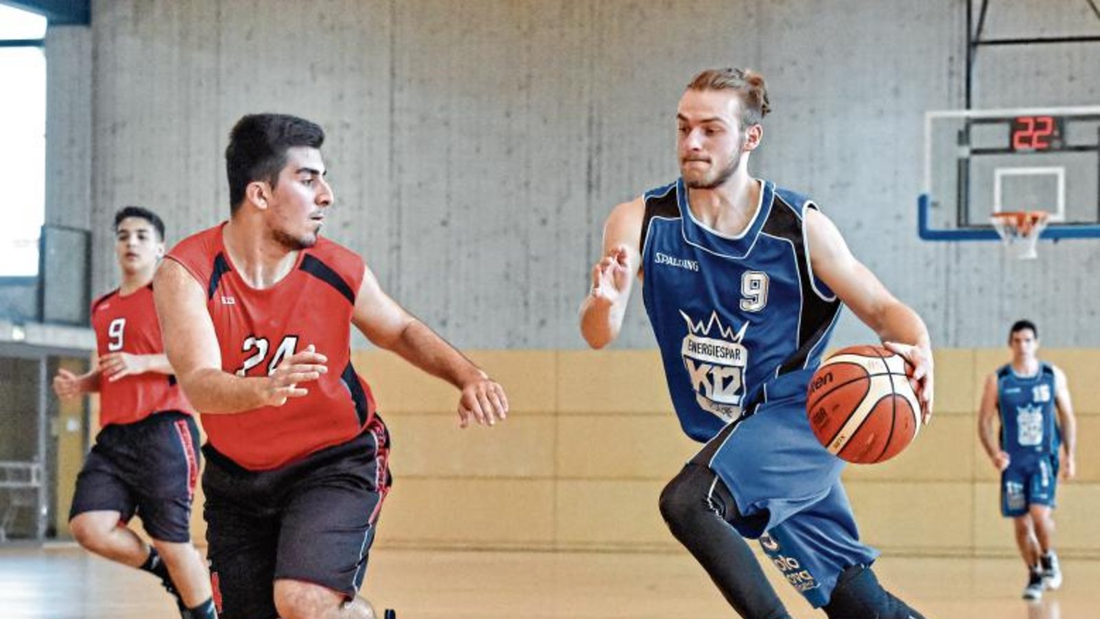 Mit viel Dynamik zieht Josua Schmiegel (rechts) von der BSG Vaihingen/Sachsenheim im Halbfinale des Landesliga-Final-Four der männlichen U20 gegen Soren Afrooghi vom TSV Schwaikheim zum Korb. Foto: Leitner Mit viel Dynamik zieht Josua Schmiegel (rechts) von der BSG Vaihingen/Sachsenheim im Halbfinale des Landesliga-Final-Four der männlichen U20 gegen Soren Afrooghi vom TSV Schwaikheim zum Korb. Foto: Leitner
