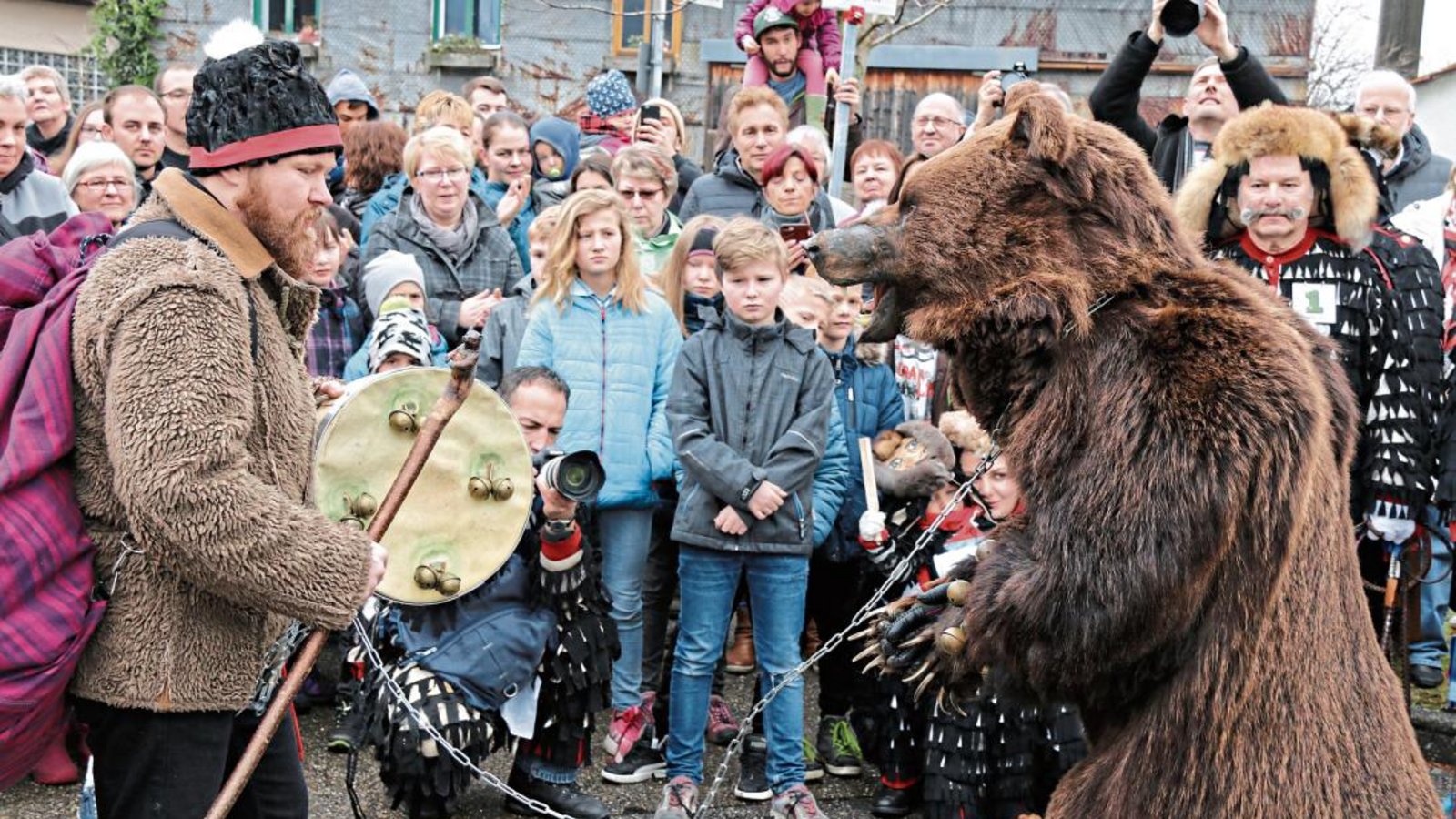 Brauchtumsvorführungen wie der Bär und sein Treiber am Samstag in Hohenhaslach. Fotos: Bögel