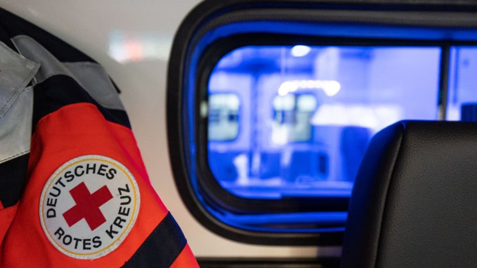 Rettungskräfte versorgten den Schwerverletzten, konnten aber nicht mehr verhindern, dass er noch an der Unfallstelle starb. (Symbolbild)Hannes P Albert/dpa