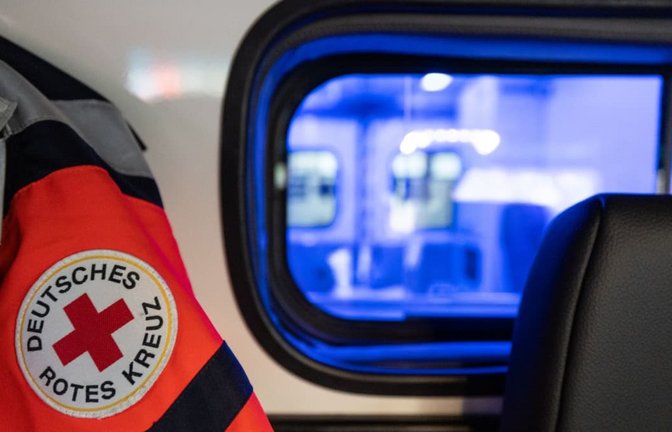 Rettungskräfte versorgten den Schwerverletzten, konnten aber nicht mehr verhindern, dass er noch an der Unfallstelle starb. (Symbolbild)<span class='image-autor'>Hannes P Albert/dpa</span>
