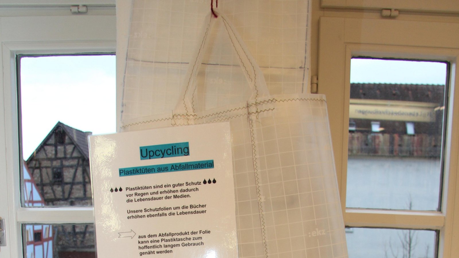 Witzige Recyclingidee der Vaihinger Stadtbücherei: Folien, die beim Einschlagen der Bücher eigentlich als Müll anfallen, können dort einfach mitgenommen werden. Mit etwas Geschick lassen sich daraus zum Beispiel solch coole Beutel nähen. Foto: Rieger Witzige Recyclingidee der Vaihinger Stadtbücherei: Folien, die beim Einschlagen der Bücher eigentlich als Müll anfallen, können dort einfach mitgenommen werden. Mit etwas Geschick lassen sich daraus zum Beispiel solch coole Beutel nähen. Foto: Rieger