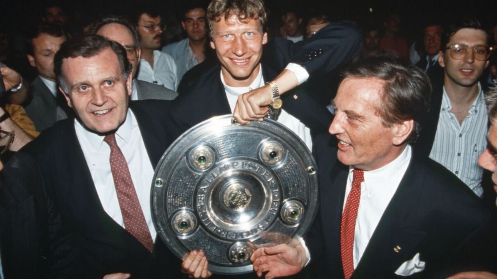 Ministerpräsident Erwin Teufel, VfB-Spieler Guido Buchwald und Präsident Gerhard Mayer-Vorfelder feiern die Deutsche Meisterschaft in der Saison 1991/92.Baumann