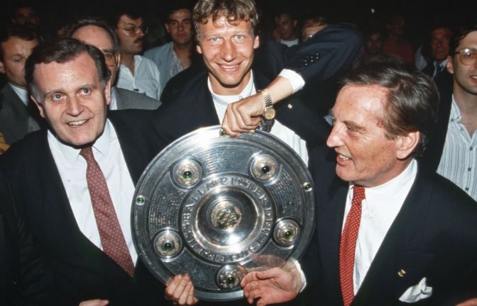 Ministerpräsident Erwin Teufel, VfB-Spieler Guido Buchwald und Präsident Gerhard Mayer-Vorfelder feiern die Deutsche Meisterschaft in der Saison 1991/92.<span class='image-autor'>Baumann</span>