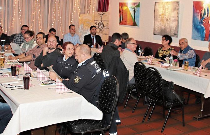 Vorbereitungssitzung für die 39. S-VKZ-Tour am Dienstagabend in der Gaststätte „Zum Strudelbächle“. Stehend VKZ-Geschäftsführer Hartmut Villinger. Am 18. August ist das Sportgelände des SV Riet das Ziel.  Fotos: Arning