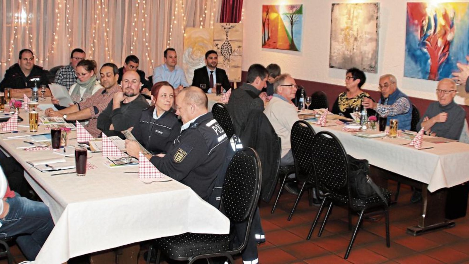 Vorbereitungssitzung für die 39. S-VKZ-Tour am Dienstagabend in der Gaststätte „Zum Strudelbächle“. Stehend VKZ-Geschäftsführer Hartmut Villinger. Am 18. August ist das Sportgelände des SV Riet das Ziel.  Fotos: Arning