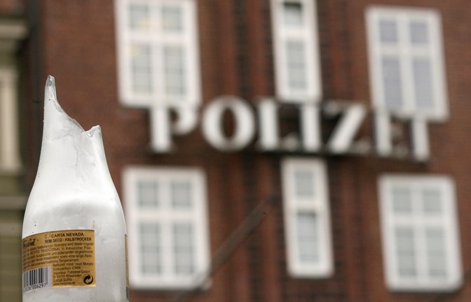 Ein abgebrochenes Gefäß – Flasche oder Glas – ist in Vaihingen einem Geschädigten über den Schädel gezogen worden (Symbolbild). <span class='image-autor'>Foto: Archiv/dpa</span>