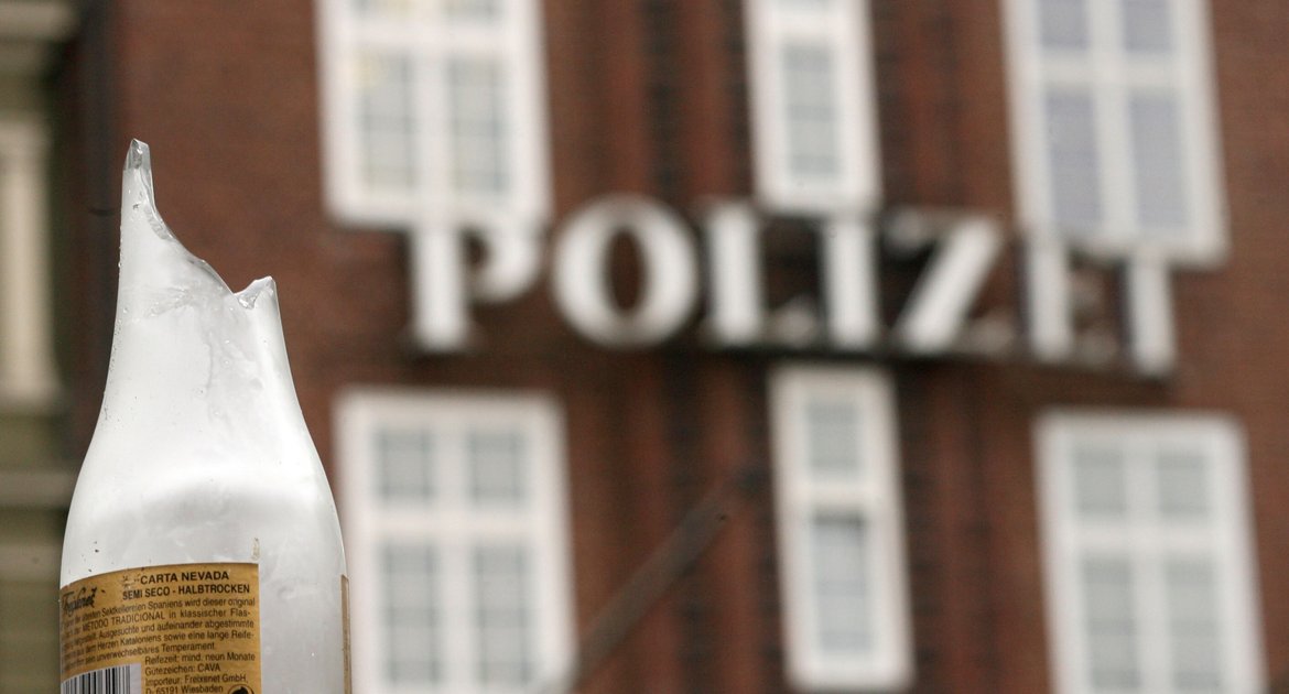ARCHIV - Ein kaputte Glasflasche steht (09.01.2008) in Hamburg auf der Reeperbahn (Symbolfoto). Bis zu vier Millionen Besucher amüsieren sich jedes Jahr auf der Hamburger Reeperbahn. Die Polizeidichte rund um die schillernde Vergnügungsmeile gehört zu der höchsten in ganz Europa. Doch allein in diesem Jahr kam es bereits zu 2481 Körperverletzungen, in 157 Fällen wurden Glasflaschen eingesetzt. Foto: Sebastian Widmann dpa/lno (zu dpa KORR: "Kiez-Krawalle: Mit Plastik-Pulle und Alkohol-Verbot Gewalt bekämpfen " vom 11.11.2008) +++ dpa-Bildfunk +++ 