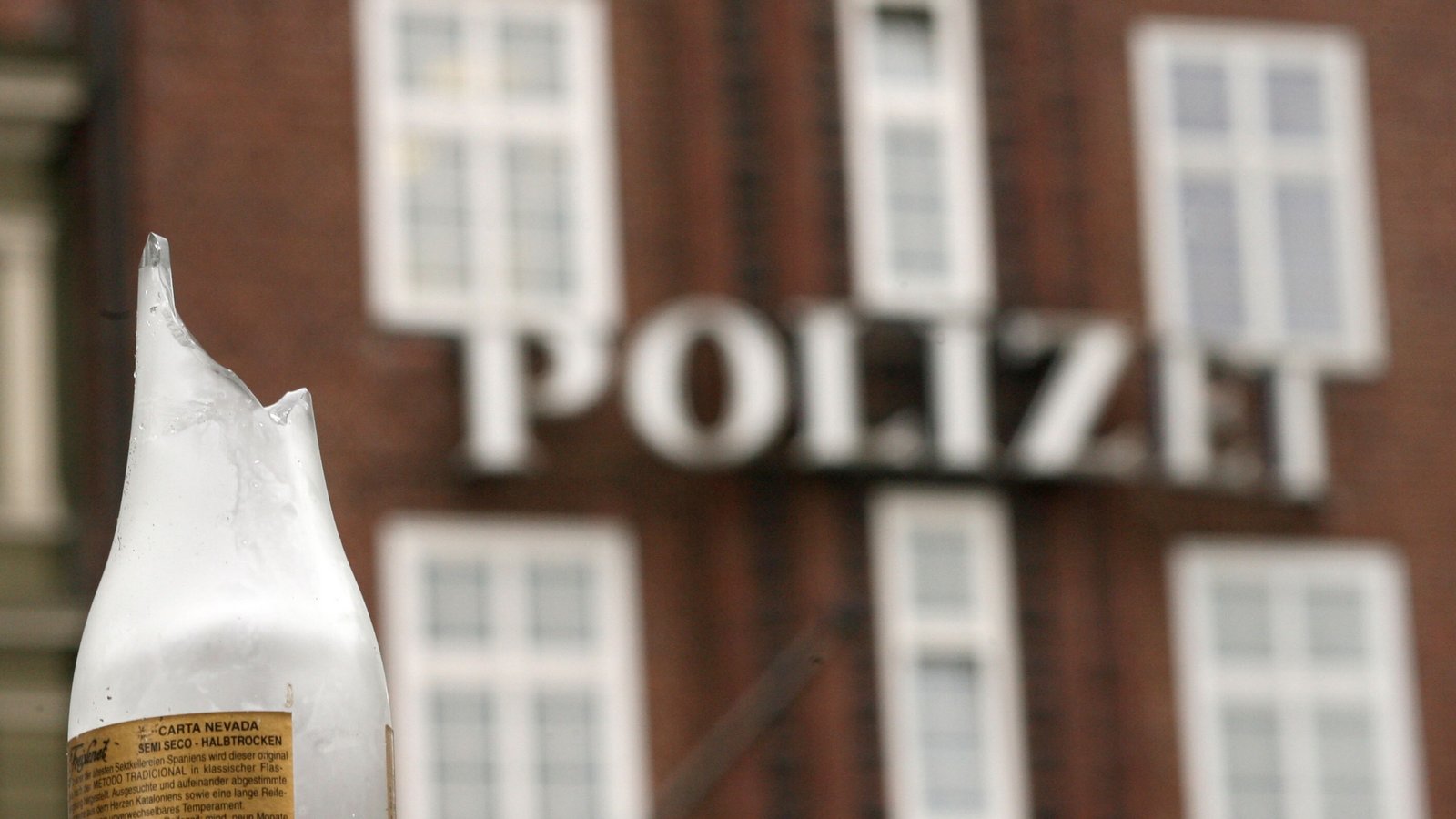 Ein abgebrochenes Gefäß – Flasche oder Glas – ist in Vaihingen einem Geschädigten über den Schädel gezogen worden (Symbolbild). Foto: Archiv/dpa Ein abgebrochenes Gefäß – Flasche oder Glas – ist in Vaihingen einem Geschädigten über den Schädel gezogen worden (Symbolbild). Foto: Archiv/dpa