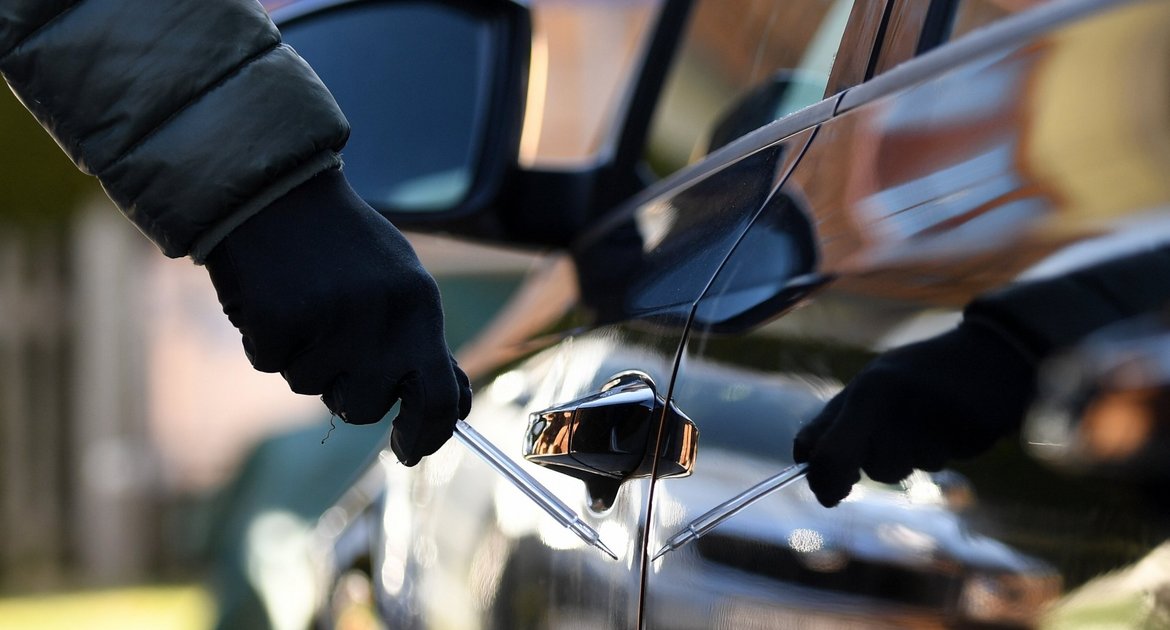 Autos, Kratzer, zerkratzt, kratzen, zerkratzen, Ein Mann steht mit einem Schraubenzieher neben einem Auto. Im Prozess um massenhaft zerkratzte Autos in Unterfranken sollen am 02.04.2020 die Plädoyers gehalten werden. Die Staatsanwaltschaft wirft dem Mann vor, 642 Fahrzeuge mutwillig beschädigt zu haben.  Foto: dpa-Bildfunk 