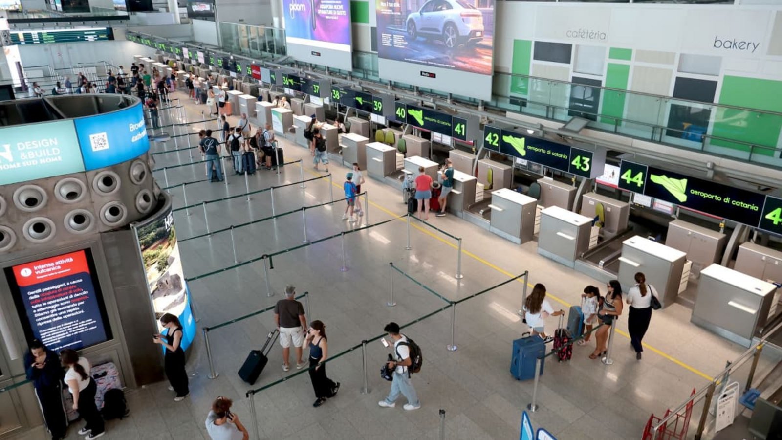 Aschewolken hatten den Flugbetrieb am Flughafen Catania unweit des Ätnas lahmgelegt. Nach den erheblichen Einschränkungen wegen des Ausbruchs läuft der Flugbetrieb am Flughafen inzwischen wieder weitgehend normal.Davide Anastasi/LaPresse via ZUMA Press/dpa Aschewolken hatten den Flugbetrieb am Flughafen Catania unweit des Ätnas lahmgelegt. Nach den erheblichen Einschränkungen wegen des Ausbruchs läuft der Flugbetrieb am Flughafen inzwischen wieder weitgehend normal.Davide Anastasi/LaPresse via ZUMA Press/dpa