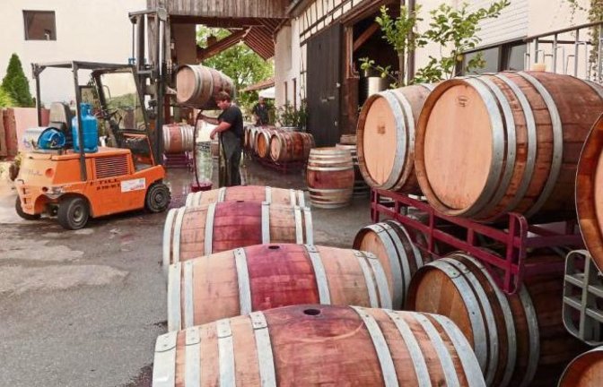 Vorbereitungen für den Herbst: Der 2014er ist in Flaschen, in Niederhaslach beim Weingut Gerd Keller ist Fässer putzen angesagt.  Foto: Arning
