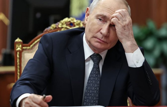 Geht hart gegen Kritiker vor: Russlands Präsident Wladimir Putin<span class='image-autor'>Alexander Kazakov/Sputnik Kremlin Pool via AP/dpa</span>