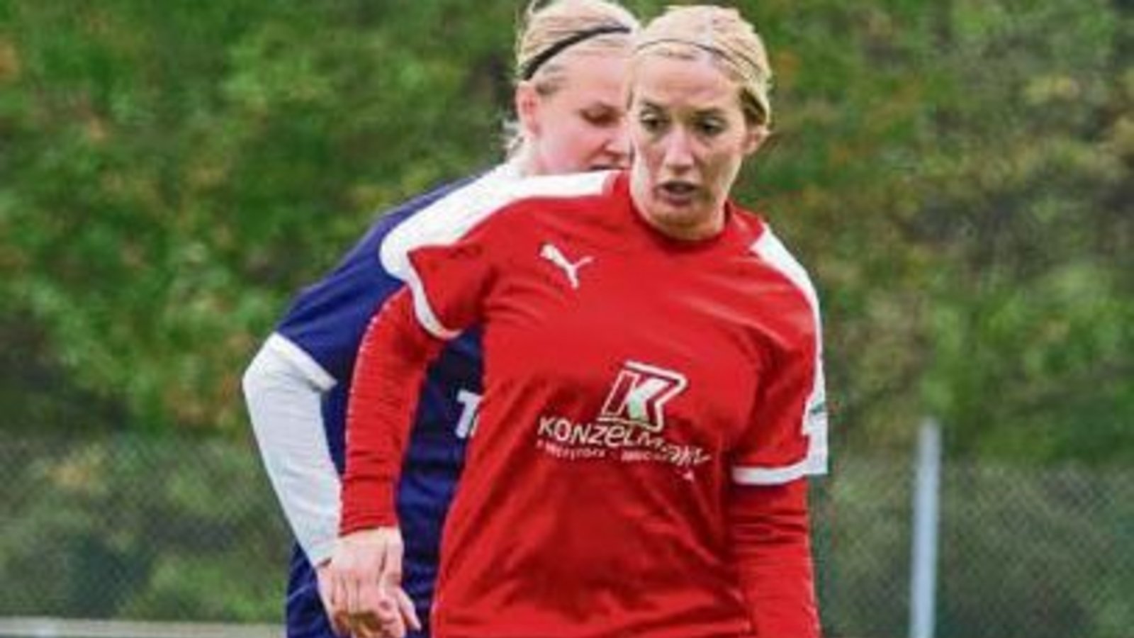 Die Illinergin Lisa Gayer (rechts) wartet mit dem FV Löchgau weiter auf den ersten Saisonsieg in der Frauenfußball-Regionalliga. Foto: Leitner Die Illinergin Lisa Gayer (rechts) wartet mit dem FV Löchgau weiter auf den ersten Saisonsieg in der Frauenfußball-Regionalliga. Foto: Leitner
