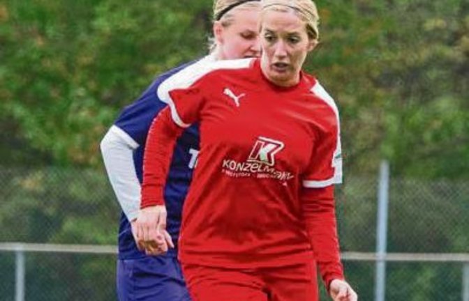 Die Illinergin Lisa Gayer (rechts) wartet mit dem FV Löchgau weiter auf den ersten Saisonsieg in der Frauenfußball-Regionalliga. Foto: Leitner