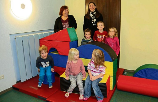 Hüpfen kann man auch auf den Schaumstoffspielsteinen – ein würdiger Ersatz für das Trampolin ist das aber nicht.  Foto: Rücker