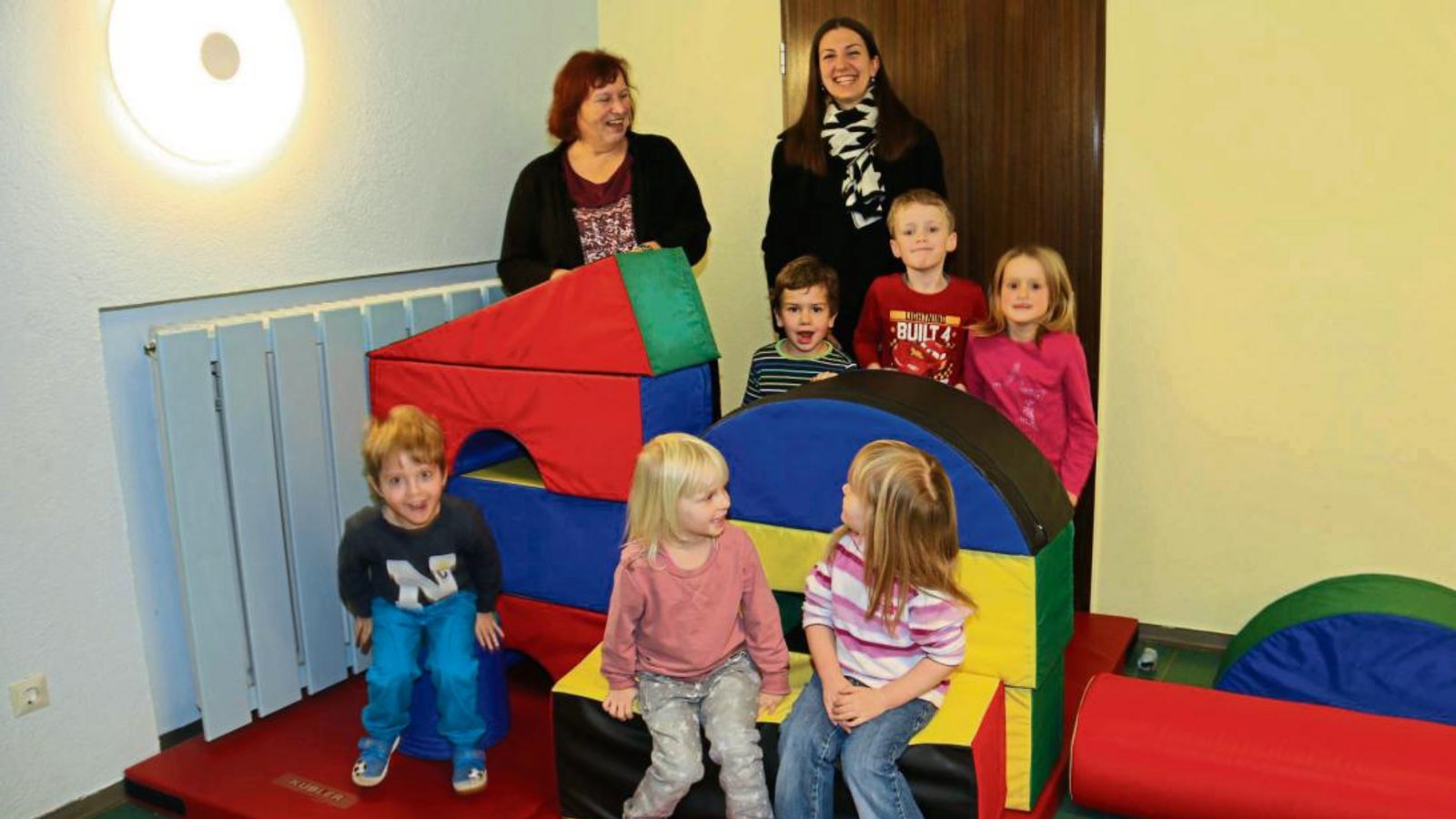 Hüpfen kann man auch auf den Schaumstoffspielsteinen – ein würdiger Ersatz für das Trampolin ist das aber nicht. Foto: Rücker Hüpfen kann man auch auf den Schaumstoffspielsteinen – ein würdiger Ersatz für das Trampolin ist das aber nicht. Foto: Rücker