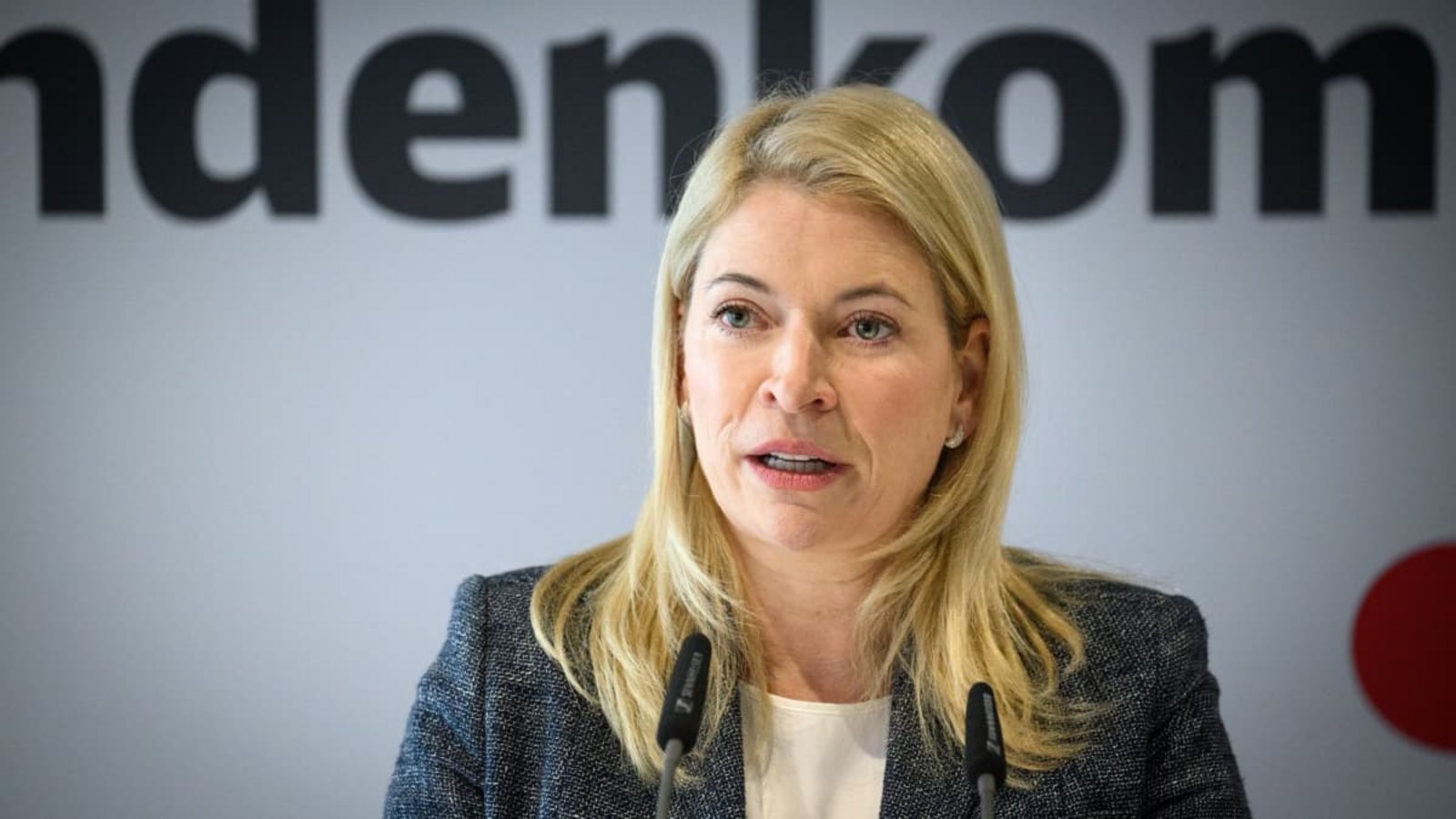 Evelyn Palla, Vorstandsvorsitzende der Deutschen Bahn AG, rechnet in Zukunft mit zwei, bei besonderen technischen Notwendigkeiten auch drei Generalsanierungen pro Jahr.Bernd von Jutrczenka/dpa