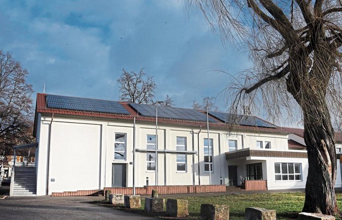 „Toll geworden und fast fertig“ lautet das Prädikat des Bürgermeisters für die Schützinger Festhalle, die saniert wurde. Fotos: Küppers