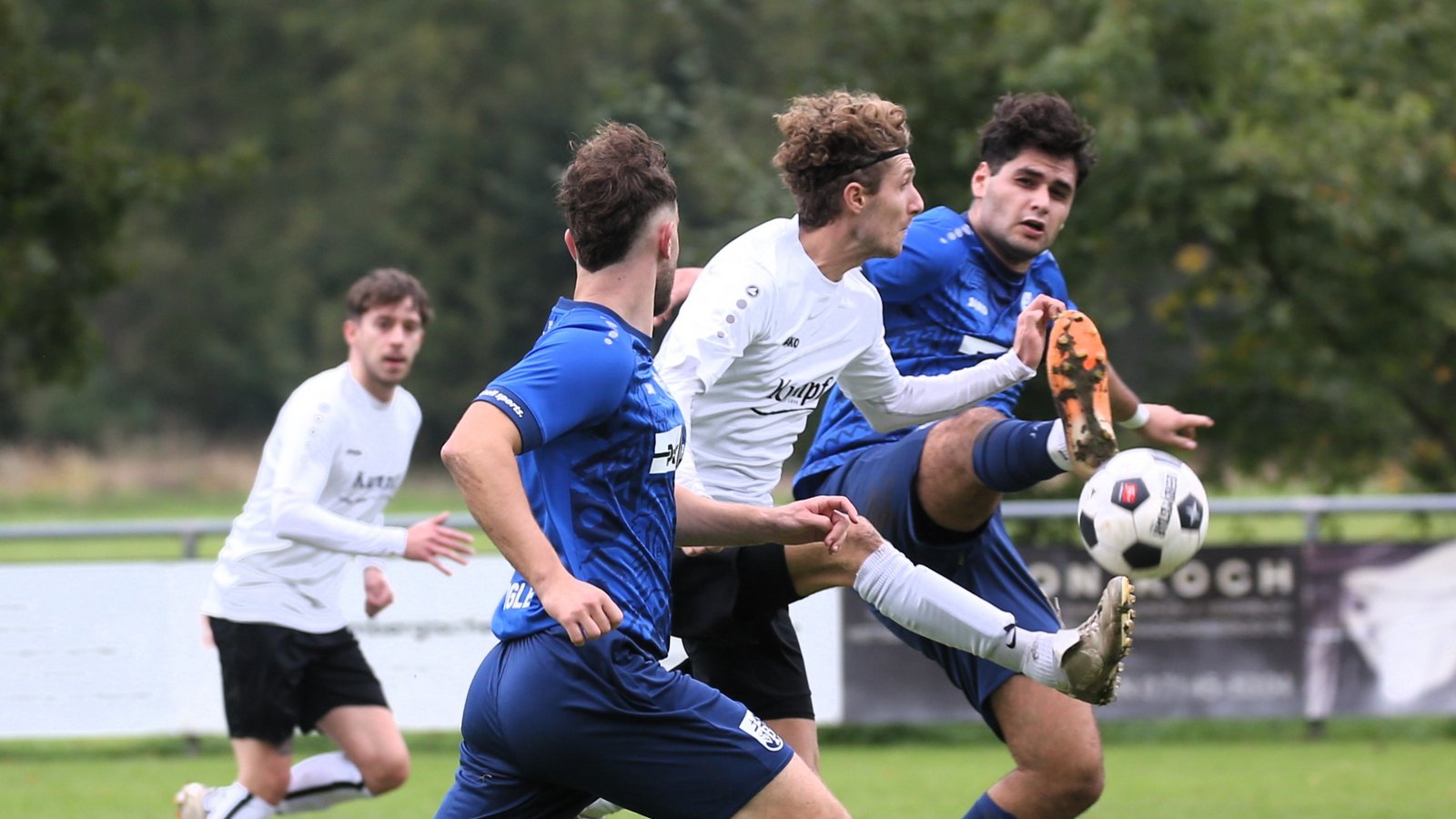 Justin Zelch (Mitte) hat mit der SGM Riexingen gestern im Pokal gegen die SpVgg Bissingen verloren. Am Sonntag geht’s gegen Horrheim. Foto: Küppers