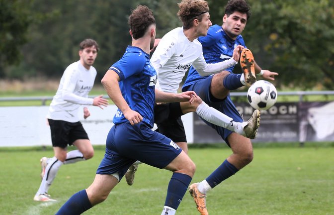 Justin Zelch (Mitte) hat mit der SGM Riexingen gestern im Pokal gegen die SpVgg Bissingen verloren. Am Sonntag geht’s gegen Horrheim. <span class='image-autor'>Foto: Küppers</span>
