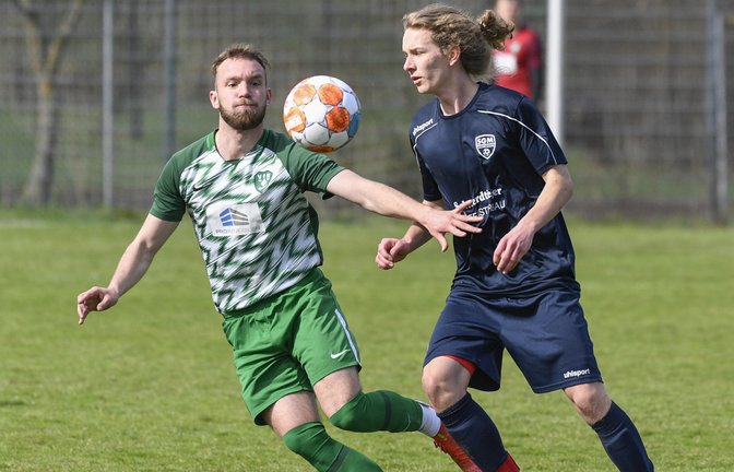 Fabian Walz (links) hat mit dem VfR Sersheim gestern das Derby gegen die SGM Sachsenheim mit 0:2 verloren und damit einen empfindlichen Rückschlag hinnehmen müssen. <span class='image-autor'>Foto: Leitner</span>