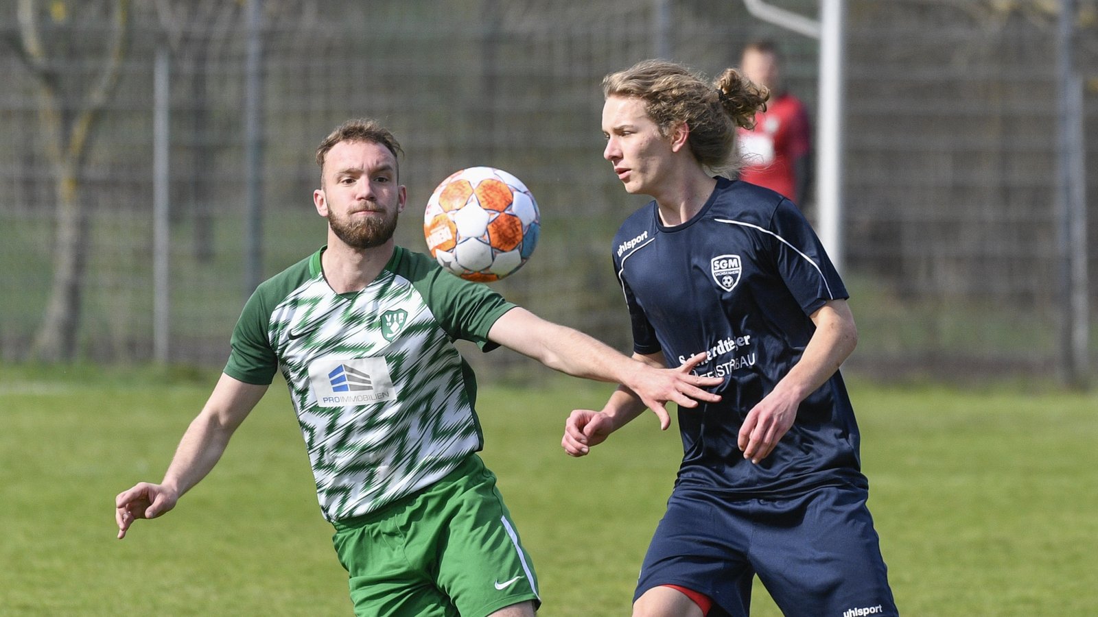 Fabian Walz (links) hat mit dem VfR Sersheim gestern das Derby gegen die SGM Sachsenheim mit 0:2 verloren und damit einen empfindlichen Rückschlag hinnehmen müssen. Foto: Leitner