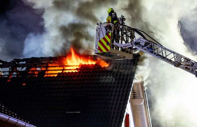 Ein Brand hat am Freitagabend im Wohngebiet Hohe Tanne in Welzheim ein Wohnhaus schwer beschädigt.<span class='image-autor'>Simon Adomat/Blaulichtzentrale</span>