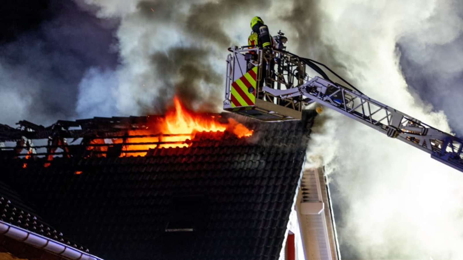 Ein Brand hat am Freitagabend im Wohngebiet Hohe Tanne in Welzheim ein Wohnhaus schwer beschädigt.Simon Adomat/Blaulichtzentrale Ein Brand hat am Freitagabend im Wohngebiet Hohe Tanne in Welzheim ein Wohnhaus schwer beschädigt.Simon Adomat/Blaulichtzentrale