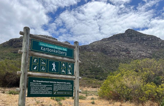 Der damals 22-Jährige wurde zuletzt am Fuße des Karbonkelbergs in Hout Bay, einem Vorort von Kapstadt gesehen, als er zu einer Wanderung aufbrach.<span class='image-autor'>Foto: Kristin Palitza/dpa/Kristin Palitza</span>