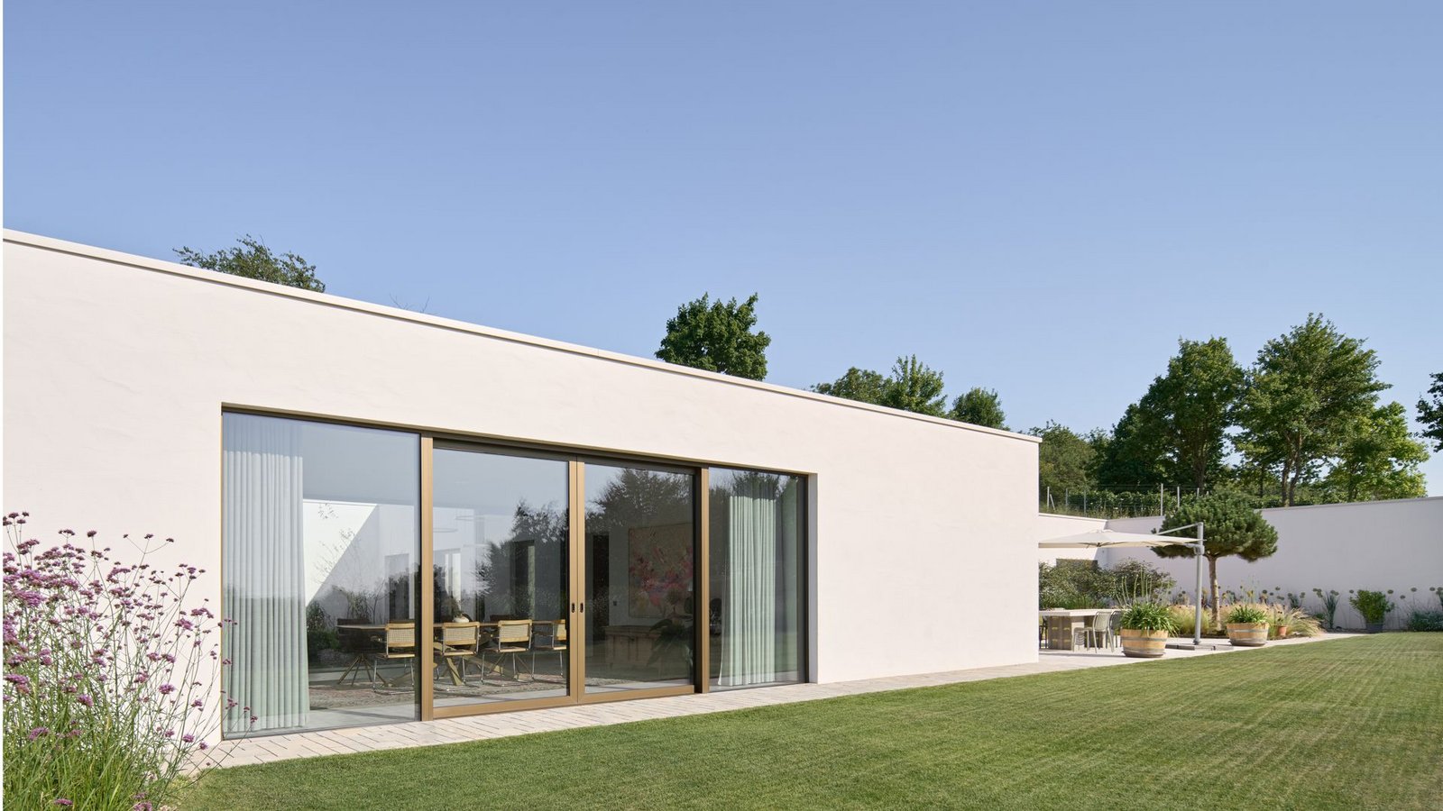 Blick auf die Westfassade und seitlichen Garten: Daniel Henecka baute das Haus für die Familie Klumpp in den Weinberg hinein.Foto: Stephan Baumann, bild_raum