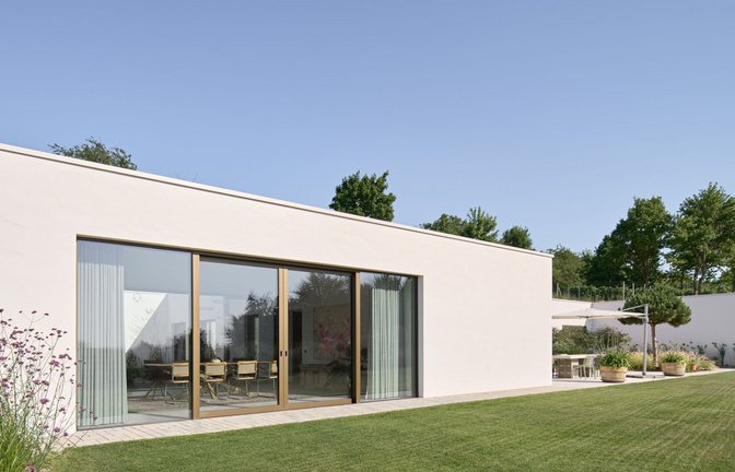 Blick auf die Westfassade und seitlichen Garten: Daniel Henecka baute das Haus für die Familie Klumpp in den Weinberg hinein.<span class='image-autor'>Foto: Stephan Baumann, bild_raum</span>