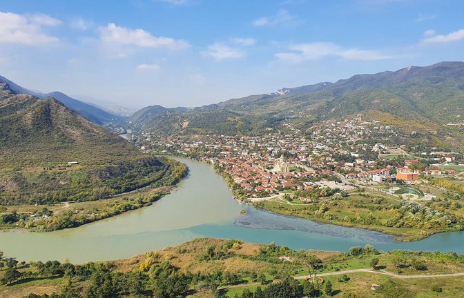 Mzcheta, die alte Hauptstadt des Iberischen Königreichs am Zusammenfluss der Flüsse Kura und Aragvi, liegt etwa 20 Kilometer nördlich von Tiflis in Georgien.<span class='image-autor'>Foto: © Harald Ringbauer</span>