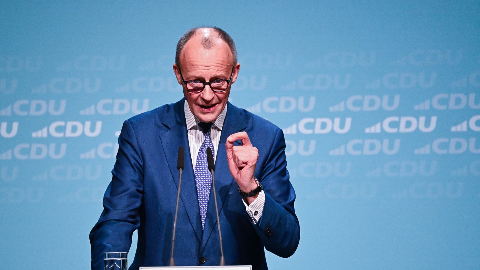 Der CDU-Bundesvorsitzende Friedrich Merz sprach am Freitagabend in der Carl-Benz-Arena in Stuttgart.Foto: dpa/Bernd Weißbrod