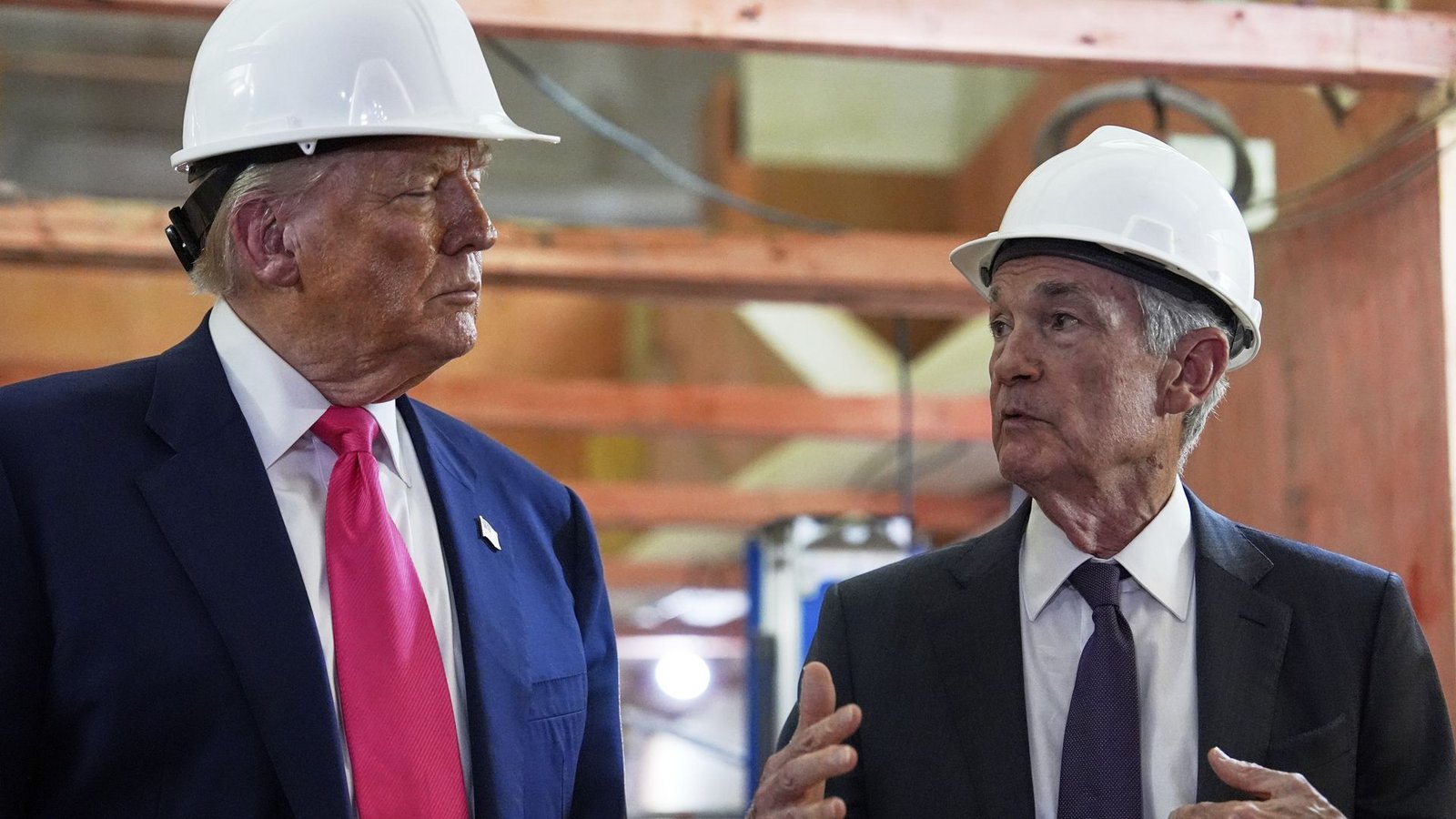 US-Präsident Donald Trump hört zu, als der US-Notenbank-Chef Jerome Powell, während eines Besuchs bei der Federal Reserve spricht.Foto: Julia Demaree Nikhinson/AP/dpa/Julia Demaree Nikhinson US-Präsident Donald Trump hört zu, als der US-Notenbank-Chef Jerome Powell, während eines Besuchs bei der Federal Reserve spricht.Foto: Julia Demaree Nikhinson/AP/dpa/Julia Demaree Nikhinson