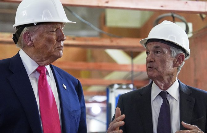 US-Präsident Donald Trump hört zu, als der US-Notenbank-Chef Jerome Powell, während eines Besuchs bei der Federal Reserve spricht.<span class='image-autor'>Foto: Julia Demaree Nikhinson/AP/dpa/Julia Demaree Nikhinson</span>