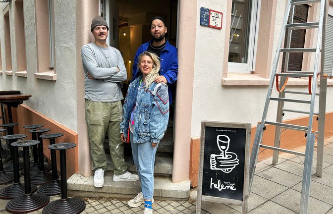 Karl Acker, Stoff Büttner und Anna Ruza vor ihrer neuen Helene.<span class='image-autor'>Foto: Kriebernig</span>