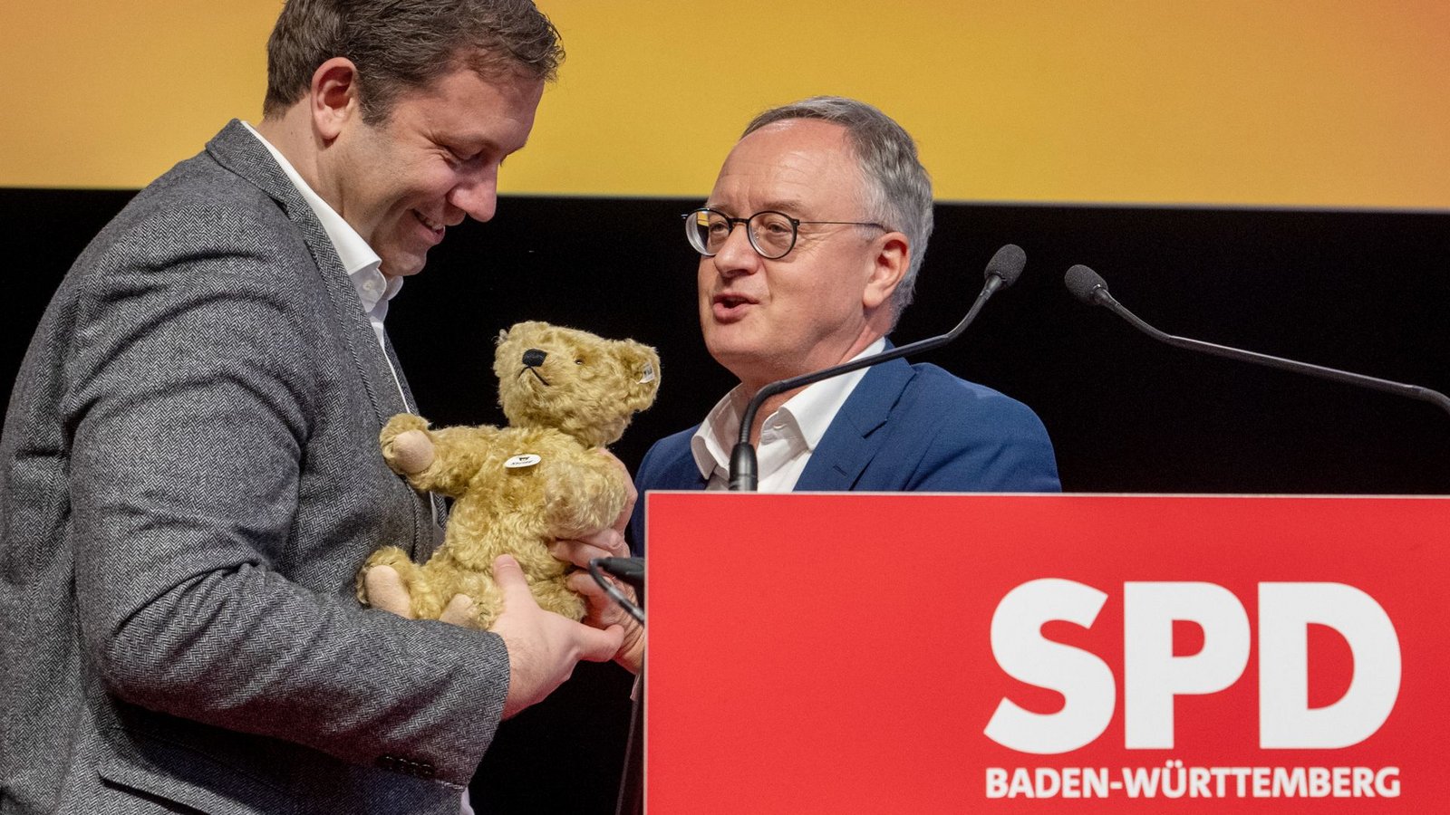 Etwas Kuscheliges für den Genossen: Lars Klingbeil, Bundesvorsitzender der SPD (links), erhält von Landeschef Andreas Stoch in der Ulmer Donauhalle einen Teddybären aus baden-württembergischer Produktion.Foto: Stefan Puchner/dpa Etwas Kuscheliges für den Genossen: Lars Klingbeil, Bundesvorsitzender der SPD (links), erhält von Landeschef Andreas Stoch in der Ulmer Donauhalle einen Teddybären aus baden-württembergischer Produktion.Foto: Stefan Puchner/dpa