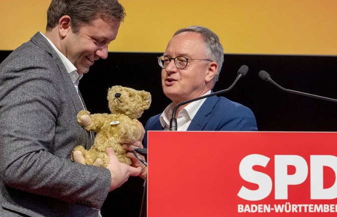 Etwas Kuscheliges für den Genossen: Lars Klingbeil, Bundesvorsitzender der SPD (links), erhält von Landeschef  Andreas Stoch in der Ulmer Donauhalle einen Teddybären aus baden-württembergischer Produktion.<span class='image-autor'>Foto: Stefan Puchner/dpa</span>