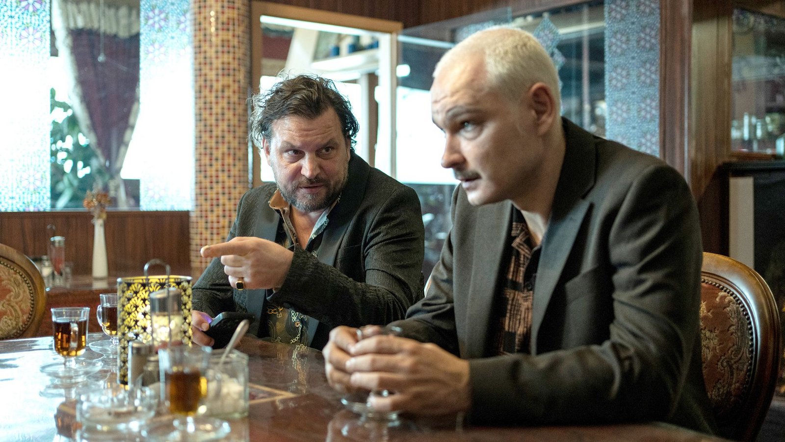 Der verschwundene Joe Glauning (Andrei Viorel Tacu, r.) war ein versteckter Ermittler aus Deutschland. Hat er Geschäfte gemacht mit dem Restaurantbesitzer Zoric (Sascha Geršak, l.) oder seriös ermittelt?Foto: NDR/Georges Pauly