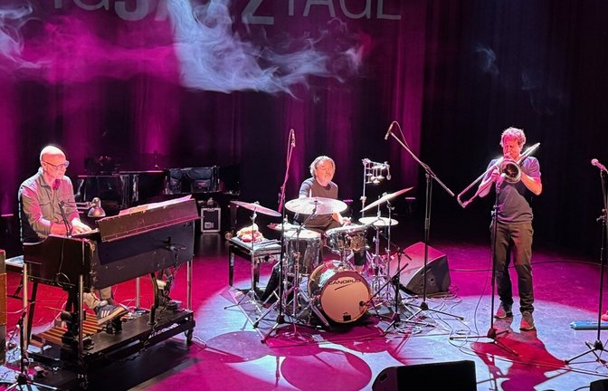 Das Nostalgia Trio mit Arno Krijger (Hammond B3),  Dejan Terzić (Drumms) und  Nils Wogram (Posaune).<span class='image-autor'>Foto: Thomas Staiber</span>