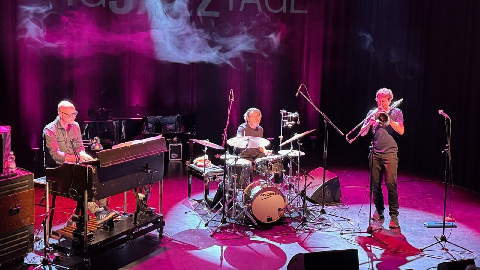 Das Nostalgia Trio mit Arno Krijger (Hammond B3), Dejan Terzić (Drumms) und Nils Wogram (Posaune).Foto: Thomas Staiber Das Nostalgia Trio mit Arno Krijger (Hammond B3), Dejan Terzić (Drumms) und Nils Wogram (Posaune).Foto: Thomas Staiber