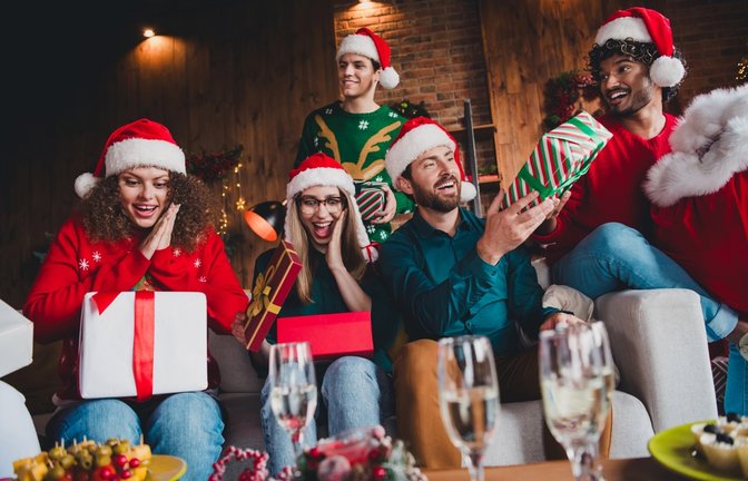 Beim Schrottwichteln gibt es oft lustige Überraschungen.<span class='image-autor'>Foto: Roman Samborskyi/ Shutterstock</span>